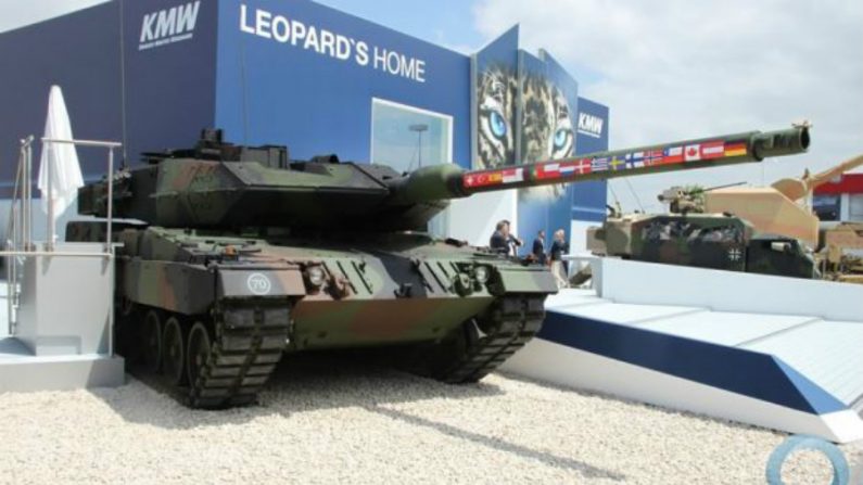 Na Eurosatory de 2014 a KMW apresentou o Leopard2 A7. No tubo pintadas as bandeiras de todos os países que empregam o MBT (Yves Pagot/Reprodução)