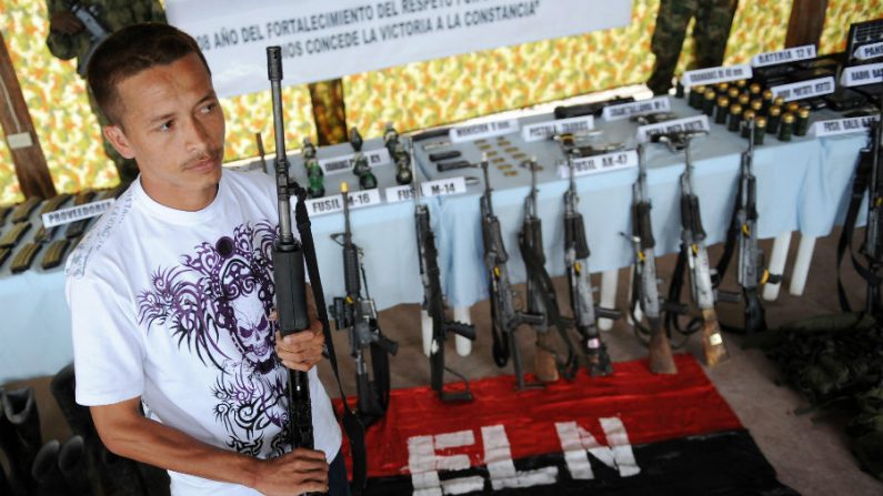 Um membro do Exército de Libertação Nacional (ELN) segura sua AK-47 antes de entregá-la ao exército colombiano em 7 de dezembro de 2008, em Quibdo, departamento de Choco, na Colômbia (Raul Arboleda/AFP/Getty Images)