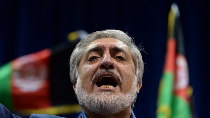 Candidato presidencial afegão Abdullah Abdullah fala em uma reunião em Cabul no dia 8 de julho de 2014. Abdullah reivindicou a vitória em 8 de julho na eleição realizada no Afeganistão, acusando de fraude por ter ficado para trás em resultados preliminares (Shah Marai/AFP/Getty Images)