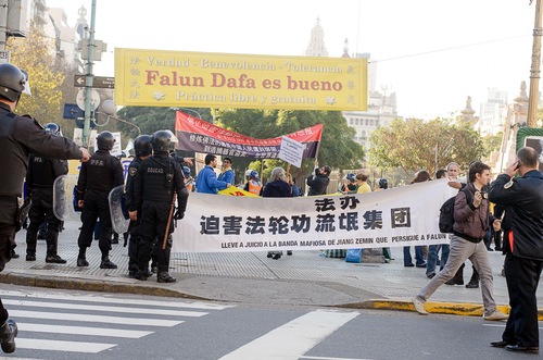 Local em que praticantes de Falun Gong protestam. A faixa amarela diz "Falun Dafa é bom. Verdade-Compaixão-Tolerância é bom." Na bandeira branca lê-se "Leve os autores da perseguição à justiça" (Minghui.org)