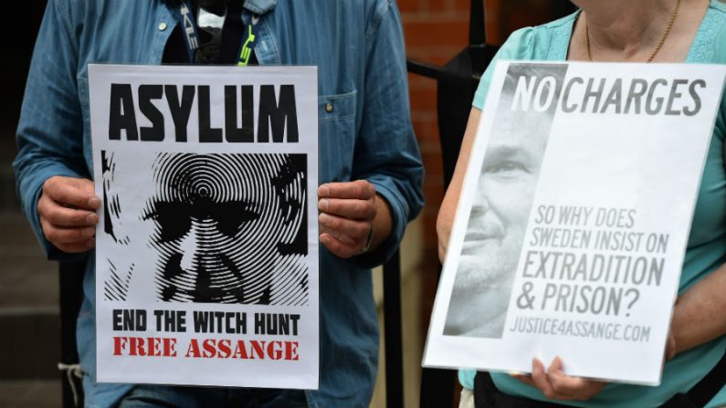 Apoiantes do fundador do WikiLeaks Julian Assange fazem manifestação em frente à embaixada equatoriana em Londres em 16 de julho de 2014. Um tribunal decidiu manter o mandado de prisão contra o fundador do WikiLeaks por acusações de agressão sexual (Ben Stansall/AFP/Getty Images)