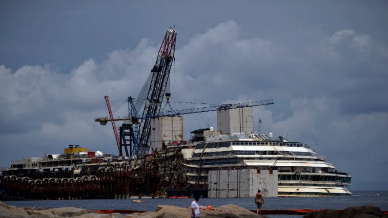  Imagem do cruzeiro Costa Concordia naufragado próximo à Ilha Giglio, onde se chocou contra as rochas, em janeiro de 2012 (Filippo Monteforte/AFP/Getty Images)