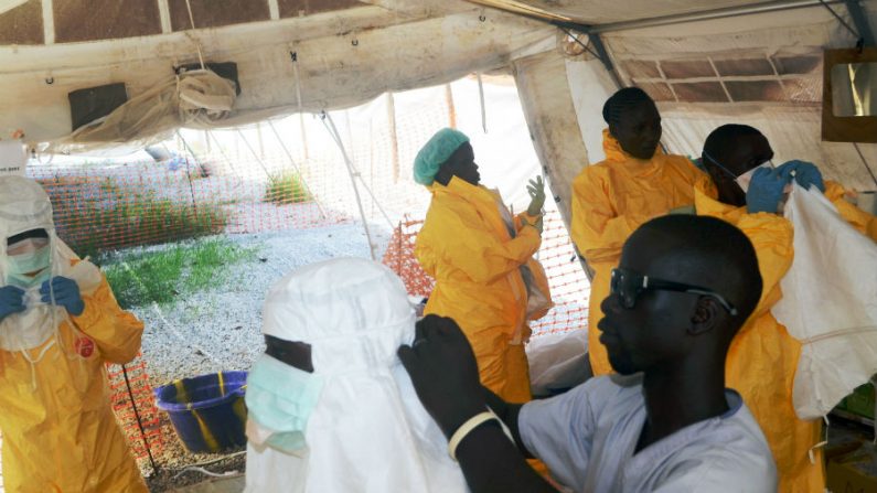 Foto tirada em 28 de junho de 2014 mostra membros da organização internacional Médicos Sem Fronteiras (MSF) vestindo trajes de proteção na ala de isolamento do Hospital Donka, em Conakry, onde as pessoas infectadas com o vírus Ebola estão sendo tratadas (Cellou Binani/AFP/Getty Images)