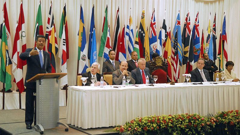 Presidente da República Dominicana Leonel Fernández (esq.) fala para a Comissão Econômica para a América Latina e o Caribe (CEPAL) numa reunião em 10 de junho de 2008, em Santo Domingo (Ricardo Hernandez/AFP/Getty Images)