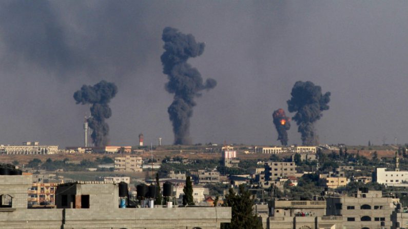 Uma bola de fogo é vista após um ataque aéreo de Israel em Gaza no Aeroporto Internacional de Rafah, no sul da Faixa de Gaza, em 7 de julho de 2014. Ataques aéreos israelenses em Gaza mataram seis militantes palestinos, disseram médicos depois de recuperar vários corpos de um túnel que desabou em Rafah (Said Khatib/AFP/Getty Images)