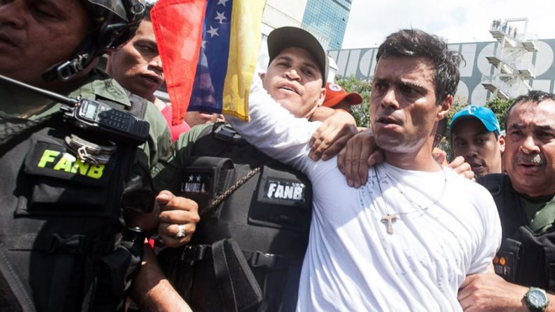 Leopoldo López sendo preso na Venezuela (Fusion.net / Reprodução)