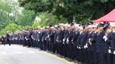 Multidão em NY homenageia bombeiro que morreu para salvar