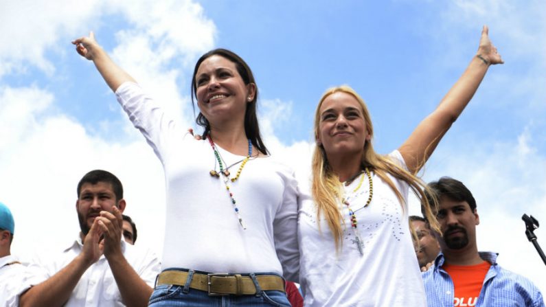 Líder da oposição venezuelana Maria Corina Machado (esq.) e Lilian Tintori (dir.), esposa do líder da oposição preso Leopoldo López, participam de uma manifestação em apoio a López em Caracas, em 8 de junho de 2014 (Leo Ramirez/AFP/Getty Images)