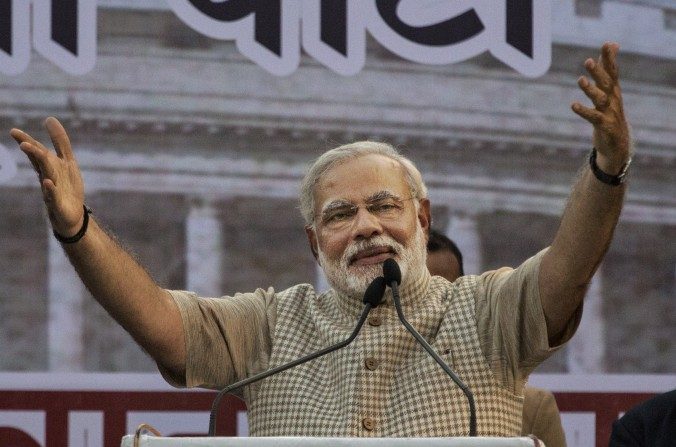 Narenda Modi, Primeiro Ministro da Índia, gesticula enquanto discursa após sua vitória nas eleições de maio de 2014 em Vadodara, Índia (Kevin Frayer/Getty Images)