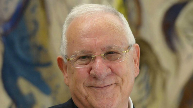 Nesta imagem fornecida pela Assessoria de Imprensa do Governo israelense (GPO), o recém-eleito presidente de Israel, Reuven Rivlin faz um discurso após a votação presidencial no Knesset, em 10 de junho de 2014 em Jerusalém, Israel (Amos Ben/GPO via Getty Images)