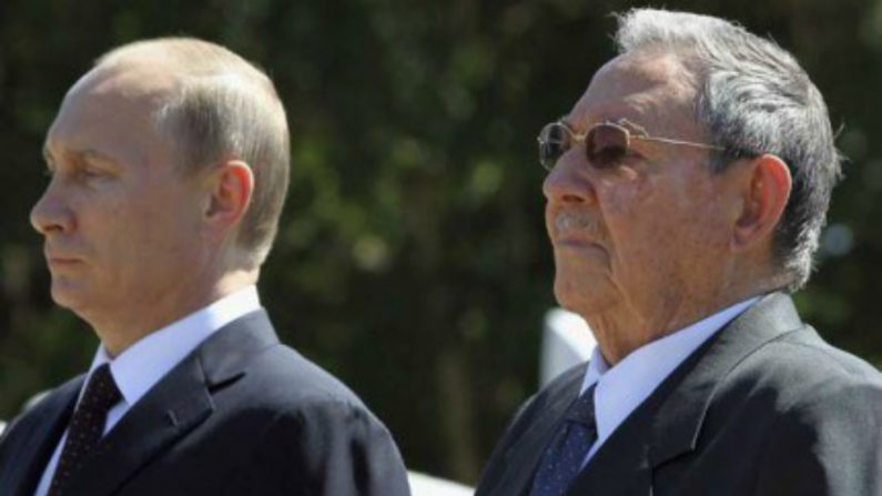 O presidente da Rússia, Vladimir Putin (esq.) e o presidente de Cuba, Raúl Castro (dir.) (Reprodução)