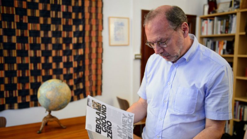 Professor Peter Piot, diretor da Escola de Higiene e Medicina Tropical de Londres, lê um artigo sobre seu trabalho com ebola, após uma entrevista em seu escritório no centro de Londres, Inglaterra, em 30 de julho de 2014. O professor Piot foi um dos co-descobridores do vírus ebola durante seu primeiro surto no Zaire, em 1976 (Leon Neal/AFP/Getty Images)