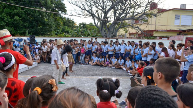 Estudantes cubanos participam de uma performance teatral como forma de protesto perto do edifício em que o primeiro encontro internacional dos Direitos Humanos teve lugar em Havana em 10 de dezembro de 2013 (Adalberto Roque/AFP/Getty Images)