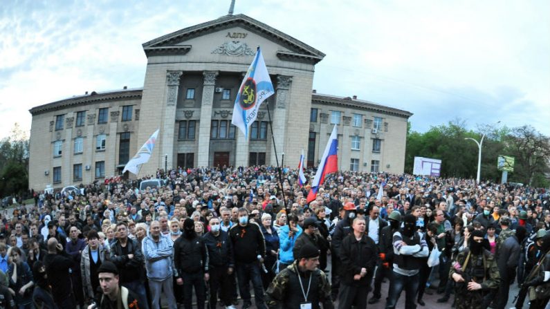 Ativistas pró-russos armados montam guarda depois de invadir o prédio da polícia regional da cidade oriental de Lugansk na Ucrânia em 29 de abril de 2014 (Alex Inoy/AFP/Getty Images)