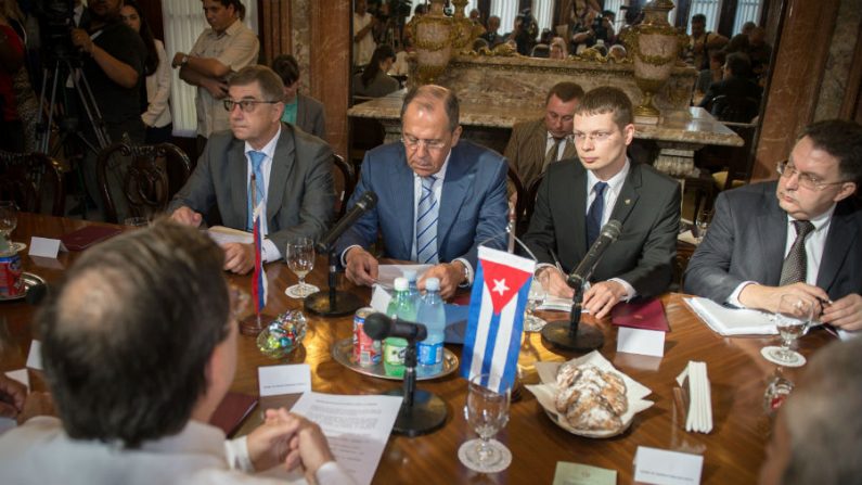 O chanceler russo Serguei Lavrov (terceiro à dir.) e seu homólogo cubano, Bruno Rodriguez (em primeiro plano à esq.) realizam uma reunião no Ministério das Relações Exteriores de Cuba, em Havana, em 29 de abril de 2014 (Adalberto Roque/AFP/Getty Images)