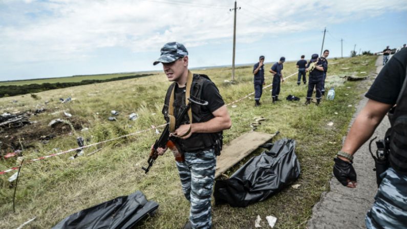  Separatista pró-Rússia armado bloqueia o caminho para o local do acidente da Malásia Airlines Flight MH17, perto da aldeia de Grabove, na região de Donetsk, em 20 de julho de 2014. O sistema de mísseis usado para abater o avião de passageiros da Malásia foi entregue a separatistas pró-russos na Ucrânia por Moscou. Líderes mundiais indignados exigiram cooperação imediata da Rússia em uma investigação independente sobre a derrubada do voo MH17 com 298 pessoas a bordo (Bulent Kilic/AFP/Getty Images)