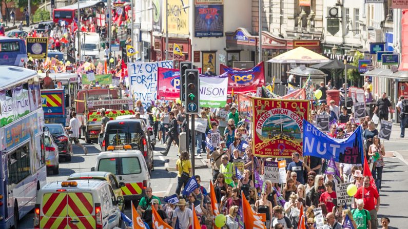 Trabalhadores britânicos em greve de 24 horas marcham em Bristol, Inglaterra (Matt Cardy / Getty Images)