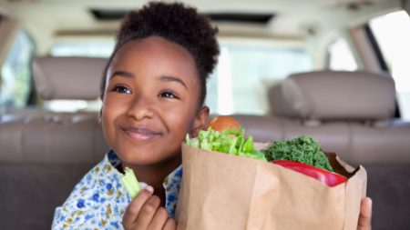 Crianças podem adquirir o gosto por vegetais, afirma estudo