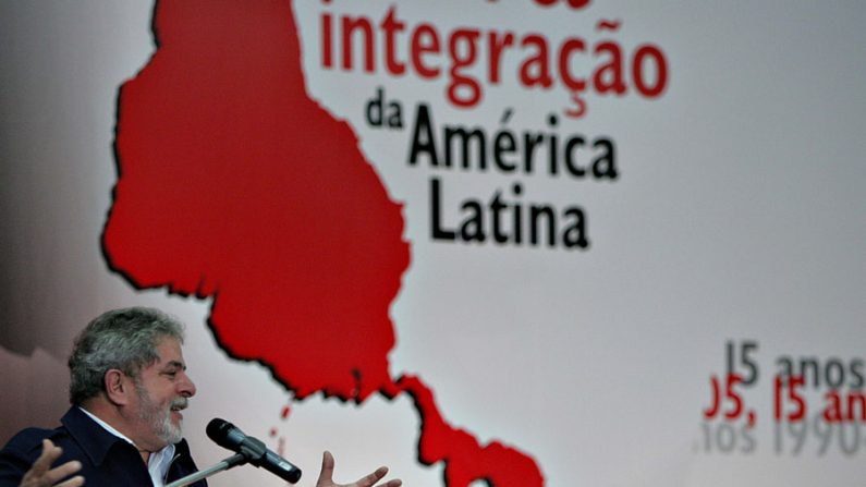 Lula discursa durante ato político em comemoração aos 15 anos do Foro de São Paulo (Foto Ricardo Stuckert/PR)