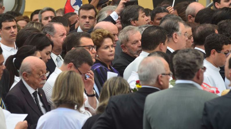 A presidente Dilma e o ex-presidente Lula no velório de Eduardo Campos e dos membros de sua equipe Carlos Augusto Percol, Alexandre Severo e Marcelo Lyra, no Palácio Campo das Princesas, em Pernambuco (Fernando Frazão/Agência Brasil)