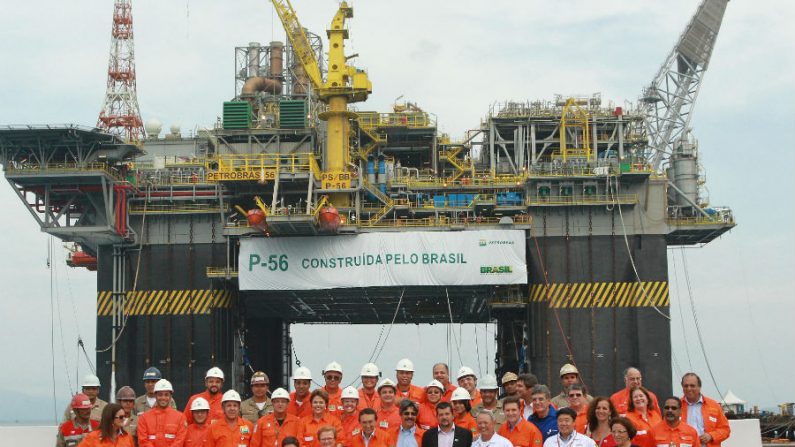 A presidente do Brasil, Dilma Rousseff (6º esq., segunda linha, sem capacete) posa para fotos durante a inauguração da plataforma semi-submersível P-56 da Petrobras, no estaleiro em Angra dos Reis, em 3 de junho de 2011 (Ari Versiani/AFP/Getty Images)