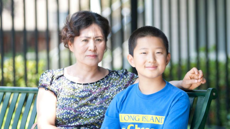 Geng He, a esposa do advogado Gao Zhisheng, e seu filho Tianyu, em Bay Area, Califórnia, em 5 de agosto (Ma Youzhi/Epoch Times)