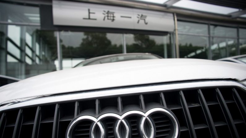 Um Audi num revendedor em Shanghai, em 6 de agosto de 2014. Os fabricantes de carros de luxo Audi da Alemanha e Chrysler dos Estados Unidos teriam cometido ‘comportamento de monopólio’ na China e serão punidos em breve, disseram as autoridades chinesas (Johannes Eisele/AFP/Getty Images)