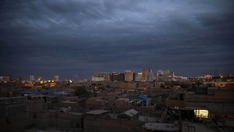 Uma vista da cidade de Kashgar, em Xinjiang, Noroeste da China, em 31 de julho de 2014. Uma sessão de crítica foi realizada em Kashgar na segunda-feira, onde 15 funcionários foram repreendidos e 8 exonerados por terem crenças religiosas ou praticarem atividades religiosas (Kevin Frayer/Getty Images)