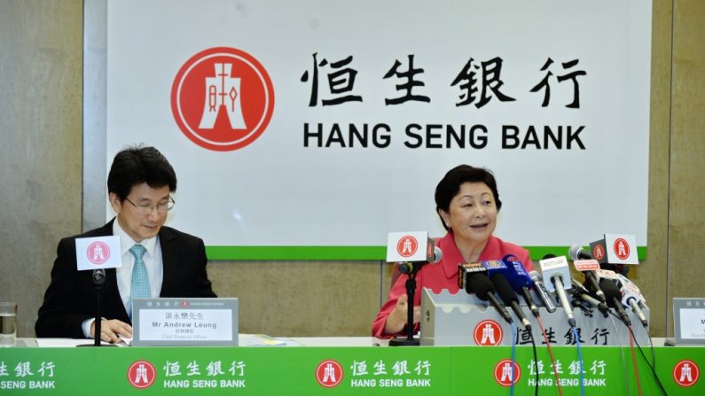 Rose Lee (à direita), vice-presidente e CEO do Banco Hang Seng (HSB), em 5 de agosto. Lee expressou preocupações que dívidas podres da China continental comecem a aparecer na segunda metade do ano, assim, o HSB evitará dar empréstimos a indústrias de alto risco com excesso de capacidade (Bilong/Epoch Times)