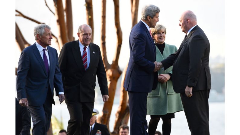 O secretário de Estado americano John Kerry (3º-direita), o secretário de Defesa americano Chuck Hagel (à esquerda), o ministro da Defesa australiano David Johnston (2º-esquerda) e a chanceler australiana Julie Bishop (2º-direita) são recebidos pelo governador-geral Sir Peter Cosgrove (à direita) na Admiralty House em 12 de agosto de 2014, em Sydney, Austrália (Dan Himbrechts/Getty Images)