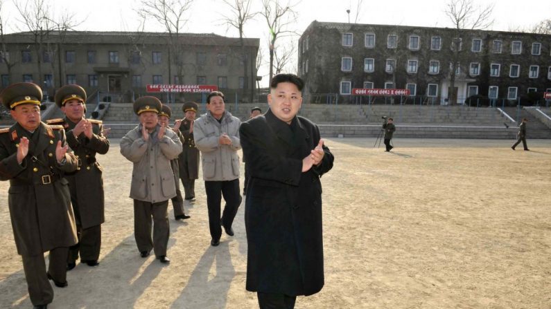 Líder norte-coreano Kim Jong-Un inspecionando o comando da Unidade 534 do Exército Popular Coreano (KNS/AFP/Getty Images)