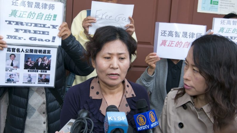 Geng He, a esposa de Gao Zhisheng, fala com jornalistas numa coletiva de imprensa realizada em Bay Area, Califórnia, em 7 de agosto. Gao Zhisheng, um dos advogados mais proeminentes de direitos humanos na China, foi recentemente libertado da prisão, mas ainda não está livre da vigilância e do controle do regime comunista (Ma Youzhi/Epoch Times)