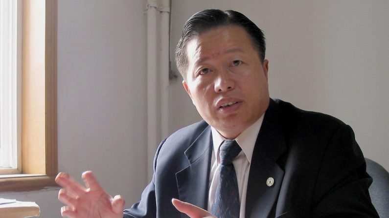 Gao Zhisheng é entrevistado em seu escritório em Pequim em 2 de novembro de 2005. O proeminente advogado chinês de direitos humanos Gao Zhisheng foi libertado da prisão após cinco anos e maio de detenção arbitrária (Verna Yu/AFP/Getty Images)