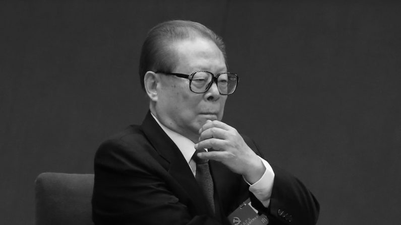 O ex-líder chinês Jiang Zemin na sessão de abertura do 18º Congresso Popular Nacional, no Grande Salão do Povo, em Pequim, China, em 8 de novembro de 2012. Neste Congresso, Xi Jinping, que tem perseguido pelos últimos 19 meses os membros da facção de Jiang Zemin sob acusações de corrupção, assumiu o poder (Feng Li/Getty Images)