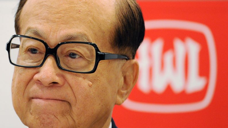 Li Kashing, o presidente da Cheung Kong Holdings Ltd., fala numa conferência de imprensa em Hong Kong, em 29 de março de 2012 (Antony Dickson/AFP/Getty Images)