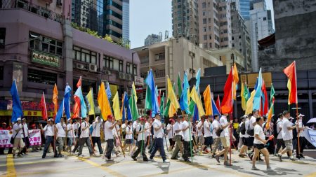 Manifestantes pró-Pequim em Hong Kong marcham por dinheiro