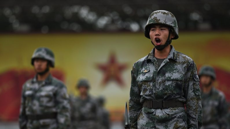 Cadetes do Exército da Libertação Popular em Pequim em 22 de julho. Os militares chineses estão definindo novos padrões para estudar a doutrina comunista, em detrimento do treinamento (Greg Baker/AFP/Getty Images)