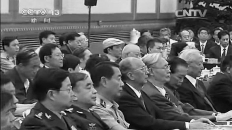 Os filhos e filhas de uma geração anterior de oficiais comunista chineses, incluindo Liu Yuan, em mangas curtas, participaram da reunião do Partido Comunista Chinês no 110º aniversário de nascimento do ex-líder Deng Xiaoping em 20 de agosto, mas funcionários aposentados, incluindo Hu Jintao e Jiang Zemin, não foram vistos ou ouvidos (Imagem de tela via CCTV)