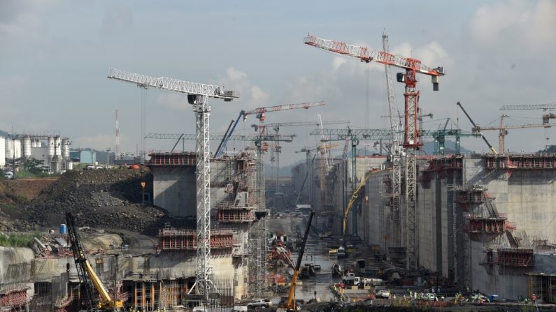 As obras de construção no Canal do Panamá, em Cocoli, perto da Cidade do Panamá, em 8 de agosto. A China está negociando a construção de um quarto conjunto de eclusas no canal (Rodrigo Arangua/AFP/Getty Images)