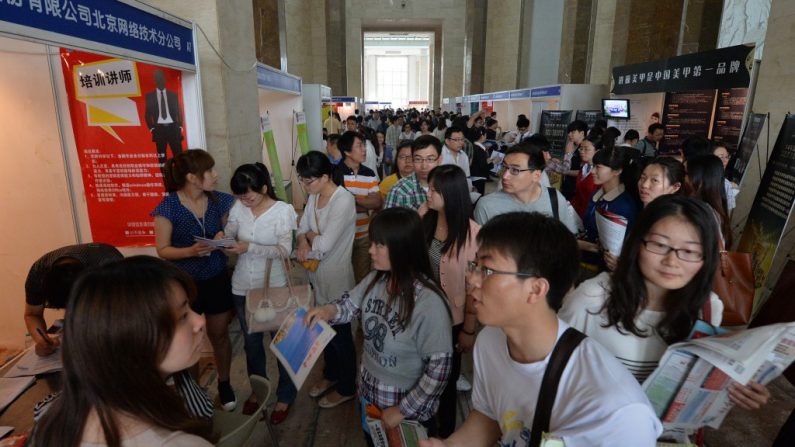Candidatos chineses a emprego participam de uma feira de empregos em Pequim em 18 de maio de 2013. Apenas 7,7% dos mais de 7 milhões dos recém-graduados universitários na China assinaram contratos de trabalho no primeiro semestre do ano, um mínimo recorde da taxa de emprego (Mark Ralston/AFP/Getty Images)