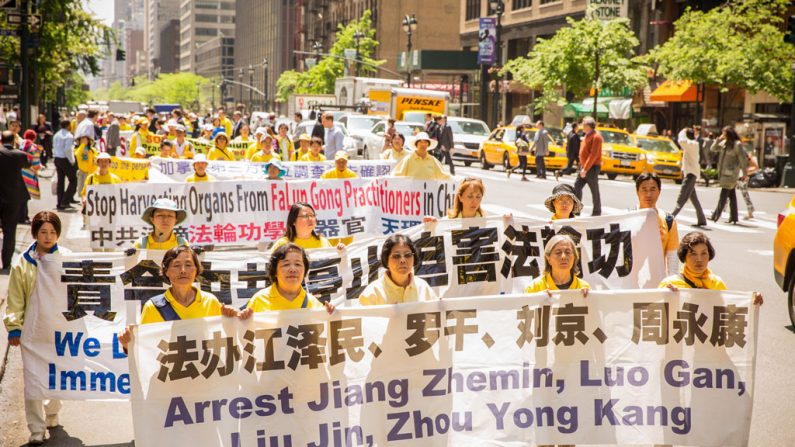 Mais de 8 mil praticantes do Falun Dafa marcham num desfile no Dia Mundial do Falun Dafa, em Manhattan, Nova York, em 14 de maio de 2014 (Edward Dai/Epoch Times)