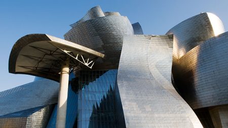 Arquitetura vanguardista do Museu Guggenheim, em Bilbao