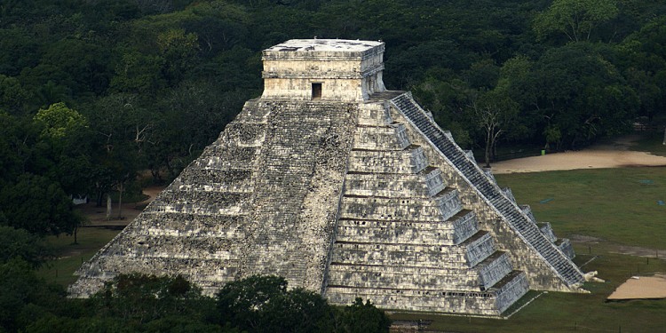 Diferente de sua contraparte egípcia no deserto, a pirâmide maia de Kukulkan em Chichen Itza, México, está cercada por densa floresta e tem um templo no topo (Perez/AFP/Getty Images)