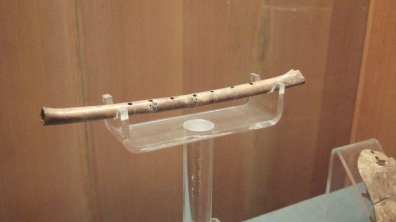 A flauta do período neolítico descoberta na província de Hena, na China. Estima-se que tenha 9.000 anos de idade e é feita de osso. (asgitner via wikimedia commons)