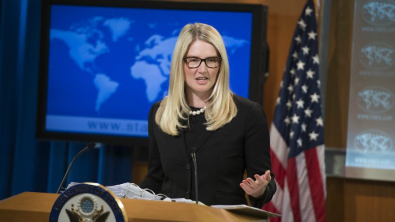 A porta-voz do Departamento de Estado dos EUA, Marie Harf, fala sobre o assassinato do jornalista americano James Foley por militantes islâmicos, durante conferência de imprensa do Departamento de Estado dos EUA, em Washington, DC, em 20 de agosto de 2014. Em um vídeo divulgado na terça-feira (19), um militante mascarado pertencente ao grupo jihadista Estado Islâmico (EI) executa o jornalista mediante decapitação (Saul Loeb/AFP/Getty Images)