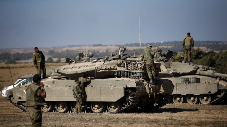 Soldados israelenses posicionam tanques em Merkava, no lado israelense da fronteira com o enclave palestino, em 3 de agosto de 2014. (Thomas Coex/AFP/Getty Images)