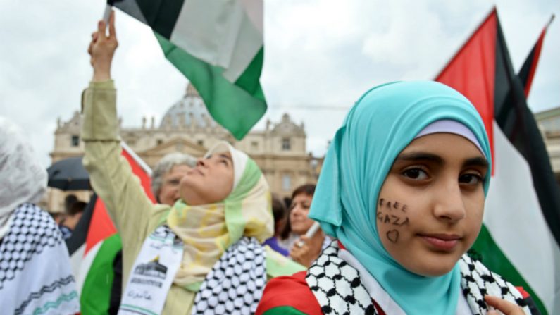 Mulheres palestinas protestam em solidariedade ao povo da Faixa de Gaza durante semana papal de oração Angelus, no Vaticano, em 3 de agosto de 2014 (Alberto Pizzoli/AFP/Getty Images)