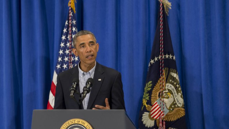 Presidente Barack Obama faz declarações durante conferência de imprensa na Escola Edgartown em 14 de agosto de 2014 em Edgartown, Massachusetts. O presidente, de férias na ilha, falou sobre a agitação em Ferguson, no Missouri, e no Iraque. (Rick Friedman-Pool/Getty Images)