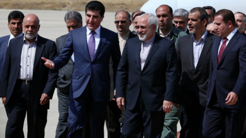 O premier iraquiano Nechirvan Barzani (centro esq.) cumprimenta o ministro do Exterior do Irã, Mohammad Javad Zarif (centro dir.) após a chegada do último em Arbil, capital da região autônoma curda do norte do Iraque, em 26 de agosto de 2014. Zarif está em uma visita de dois dias ao Iraque, em sua luta contra a insurgência sunita liderada pelos jihadistas do Estado islâmico (Safin Hamed/AFP/Getty Images)