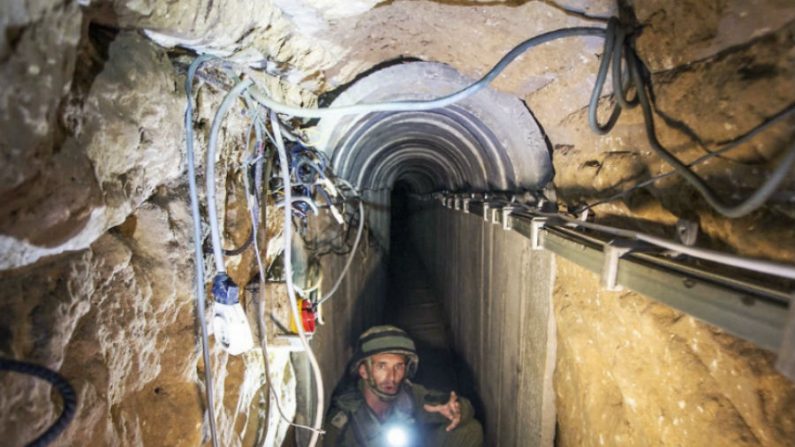 Em 25 de julho de 2014, um oficial do exército israelense deu a jornalistas uma turnê em um túnel usado por militantes palestinos para ataques transfronteiriços, na fronteira Israel-Gaza (Reprodução)